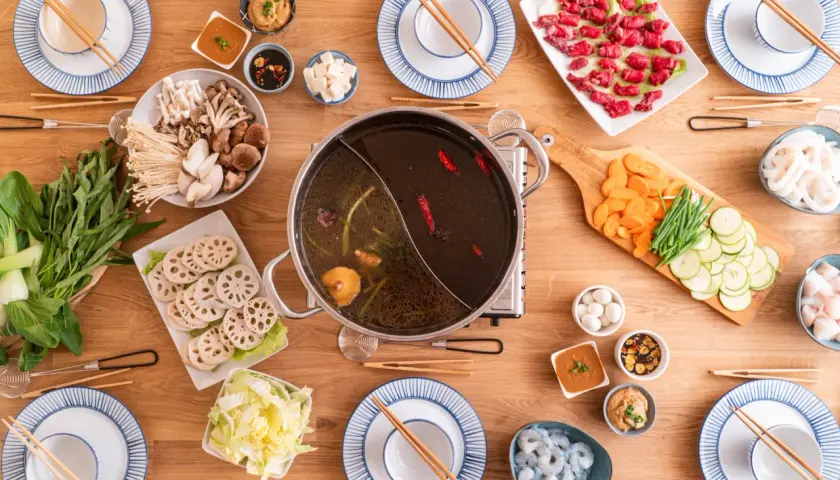 Ein köstliches Hot Pot Rezept mit frischem Gemüse, Pilzen, Fleisch und Garnelen. Perfekt für ein gemeinsames Essen.
