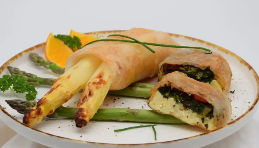 Gebackener Spargel in Reispapier, gefüllt mit Spinat und Käse. Köstliche Reispapier Rezepte für ein leichtes Gericht.