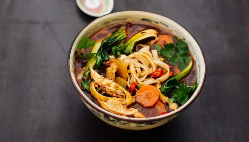 Herzhafte chinesische Suppe mit Huhn, Nudeln, Pak Choi und Karotten. Ein Genuss für kalte Tage.