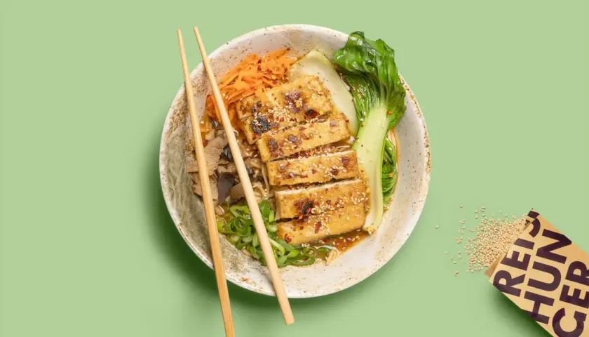 Herzhaftes vegetarisches Ramen Rezept mit gebratenem Tofu, Pak Choi, Pilzen und Karotten. Sesam verfeinert das Gericht.