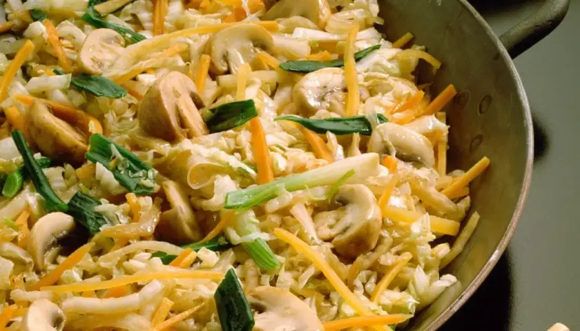Chinakohl-Pfanne mit Pilzen und Karotten, ein leckeres Gericht, das zu vielen Chinakohl Rezepten passt.
