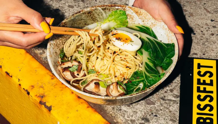 Eine Schüssel mit einer köstlichen japanischen Nudelsorte, garniert mit Pilzen, Ei und Pak Choi.
