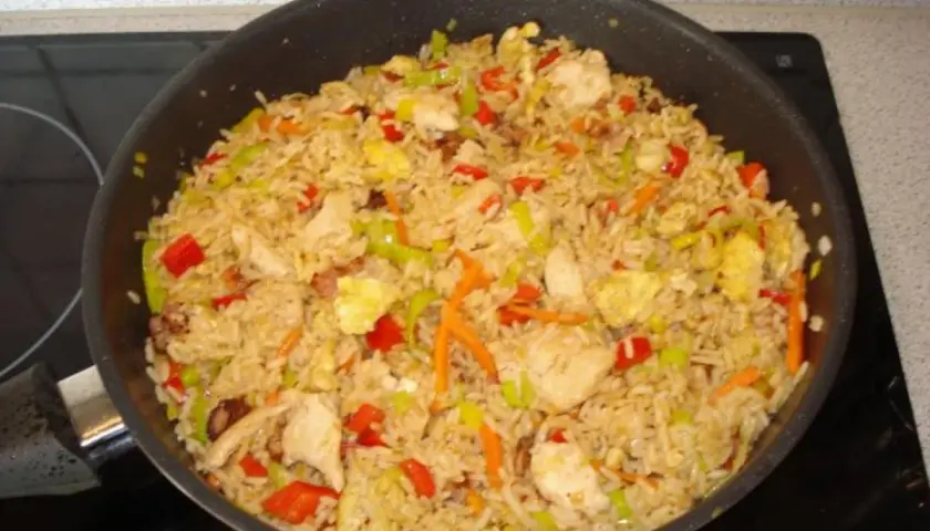 Ein Pfannengericht mit Reis, Hühnchen, Ei und Gemüse. Das ist nasi goreng, ein beliebtes indonesisches Gericht.