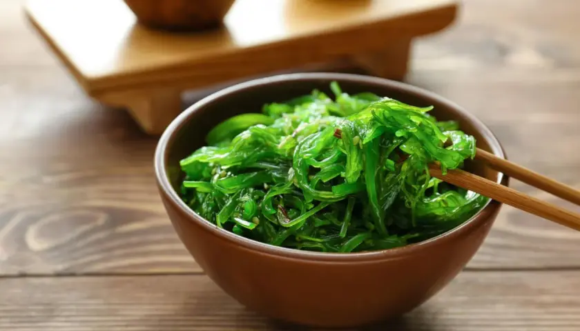 Ein Schüssel mit leckerem Algensalat, bereit zum Genießen. Dieses Algensalat Rezept ist einfach und erfrischend.