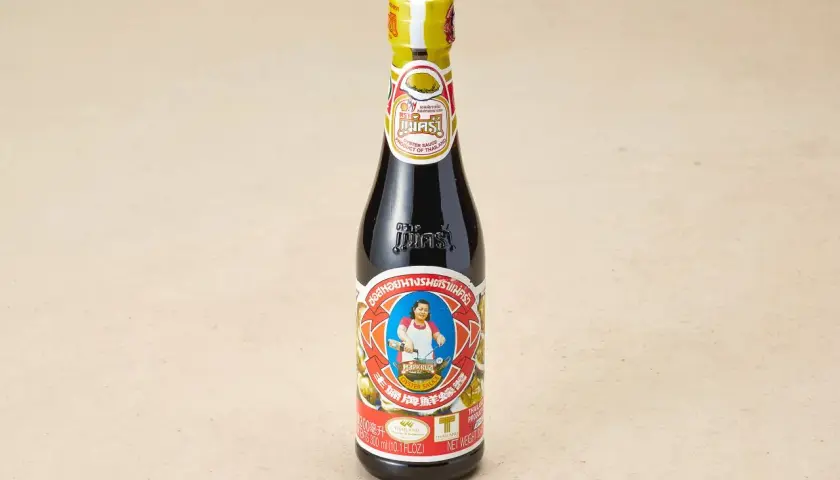 Flasche mit Austernsauce, die für asiatische Gerichte verwendet wird. Sie ist ein wichtiger Bestandteil vieler Rezepte, ähnlich wie Fischsauce.
