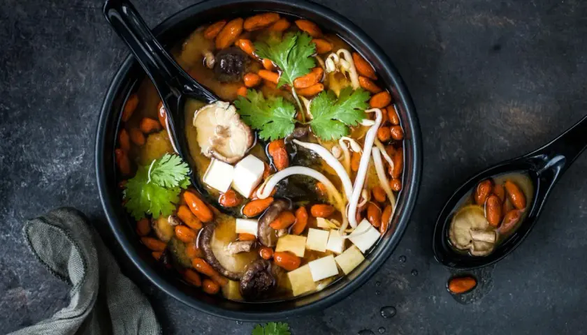 Herzhaftes Miso Suppe Rezept mit Tofu, Shiitake-Pilzen, Goji-Beeren und Sprossen. Ein Löffel voller Genuss.