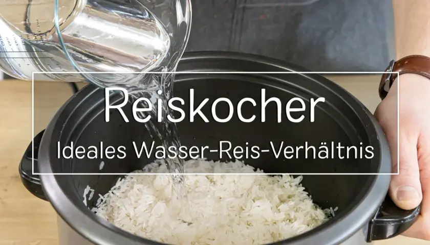 Wasser wird in einen Reiskocher zu Basmati Reis gegossen. Das ideale Wasser-Reis-Verhältnis für perfekten Reis.