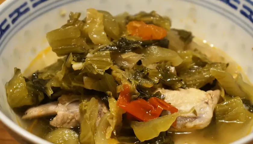 Eine Schüssel mit Canh Chua, einem vietnamesischen sauren Eintopf mit viel Gemüse und Fleisch.