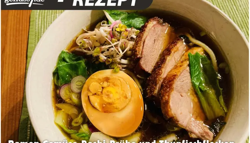 Herzhaftes Dashi Ramen mit zartem Entenfleisch, einem perfekt gekochten Ei und frischem Gemüse in aromatischer Brühe.