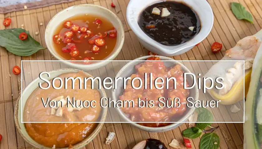 Vier Schalen mit verschiedenen Sommerrollen Dips: scharf mit Chili, cremig mit Erdnuss, süß-sauer und dunkel.