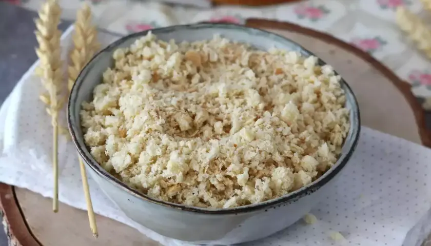 Schüssel mit frisch zubereitetem Panko Paniermehl, bereit zum **Panko Paniermehl selber machen**.