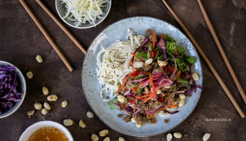 Ein bunter Nudel-Salat mit Hackfleisch, Erdnüssen und knackigem Gemüse. Perfekt für eine leichte Mahlzeit.