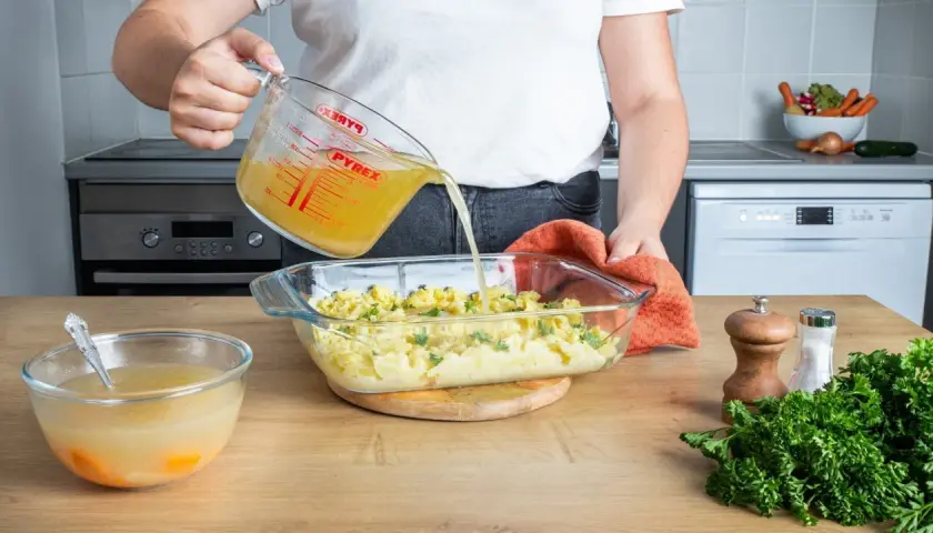 Flüssigkeit wird in Auflaufform mit Kartoffelpüree gegossen. Vielleicht ist das die Antwort auf die Frage, was ist bruchreis?