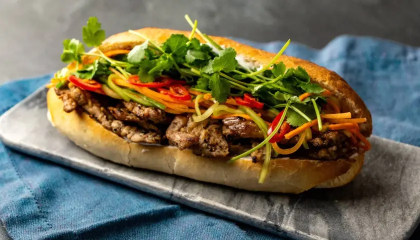 Ein köstliches Banh Mi Rezept: knuspriges Baguette gefüllt mit saftigem Fleisch, knackigem Gemüse und frischem Koriander.
