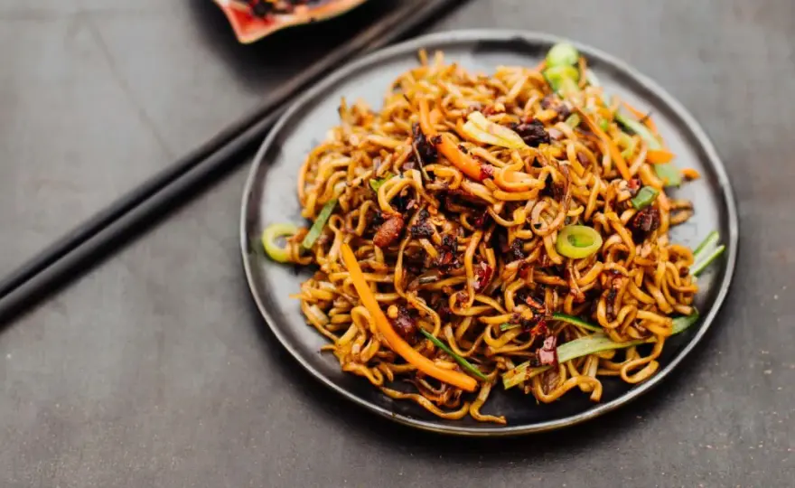Lo mein selbst zubereiten - so bleiben die Woknudeln bissfest