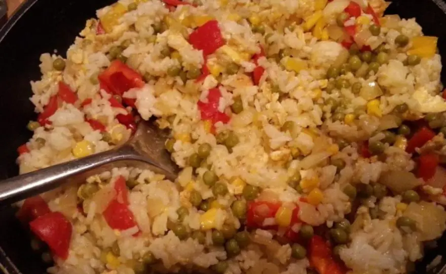 Kantonesischer Reis - so gelingt die Pfanne locker und aromatisch