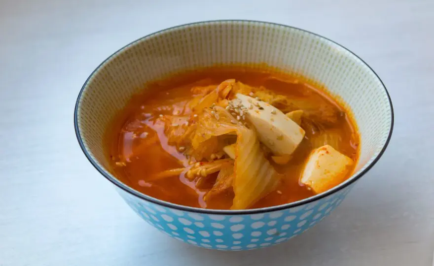 Kimchi-Suppe als Kimchi-jjigae einfach zubereiten