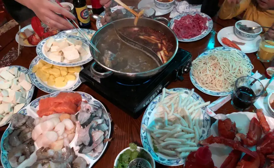 Hot Pot erklärt - Brühen, Zutaten und Tipps für zu Hause