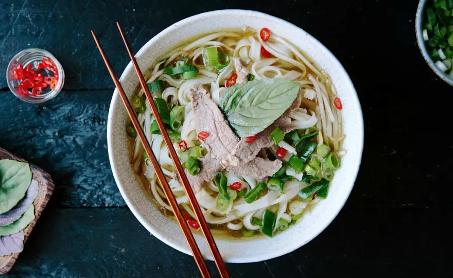 Pho Rezept für klare Brühe und zarte Einlagen - so gelingt sie