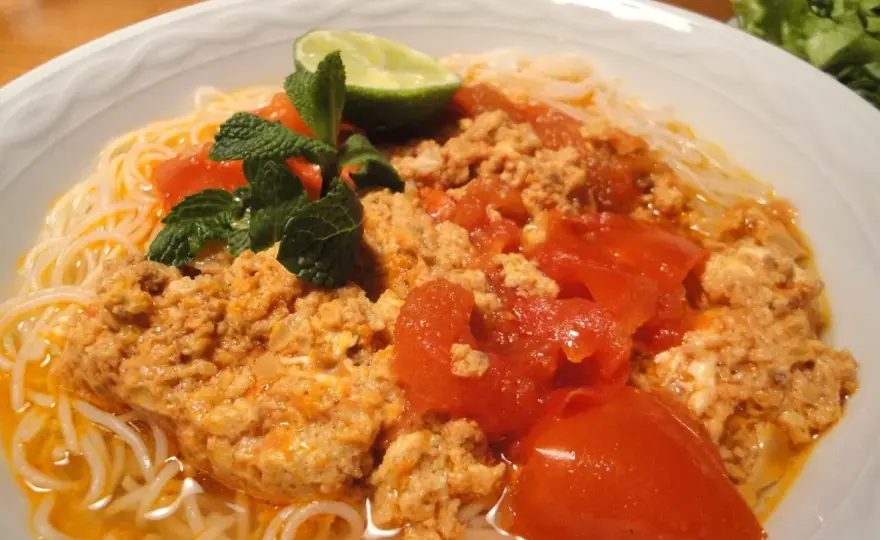 Bún Riêu selber kochen - vietnamesische Tomaten-Krabben-Suppe