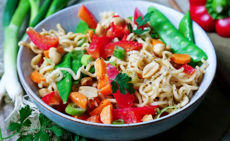 Mie-Nudelsalat mit knackigem Gemüse und würzigem Dressing