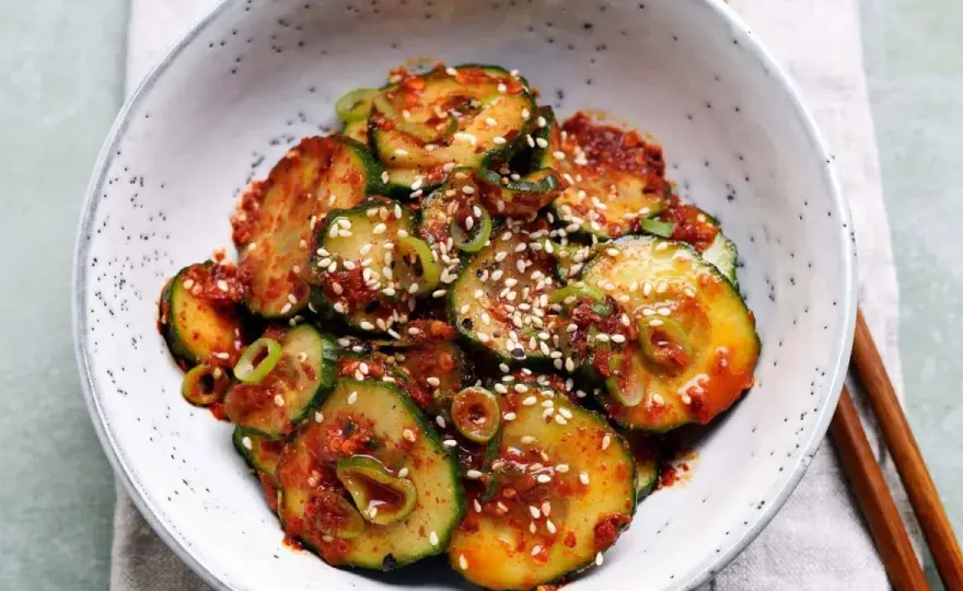Kimchi-Salat schnell zubereiten mit Gurke und Sesam