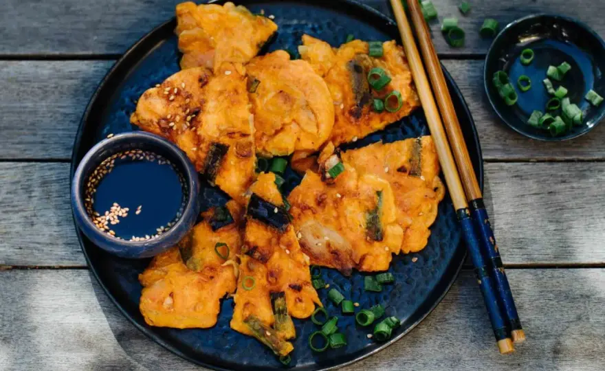 Kimchijeon knusprig braten - so gelingt der Kimchi-Pancake