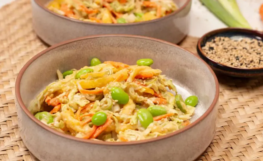 Asiatischer Chinakohlsalat mit Sesam-Dressing in 20 Minuten