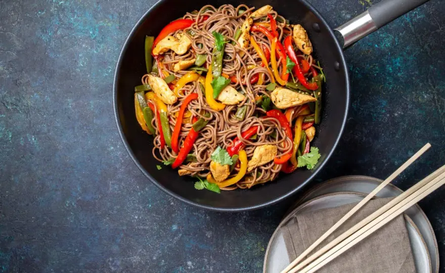 Chinesische Eiernudeln im Wok - so bleiben sie bissfest