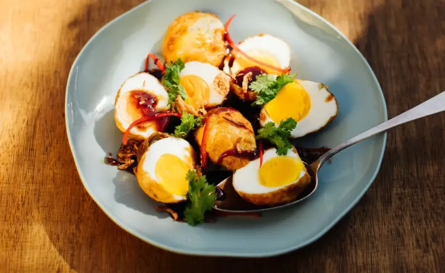 Son-in-Law-Eggs knusprig zubereiten mit Tamarindensauce