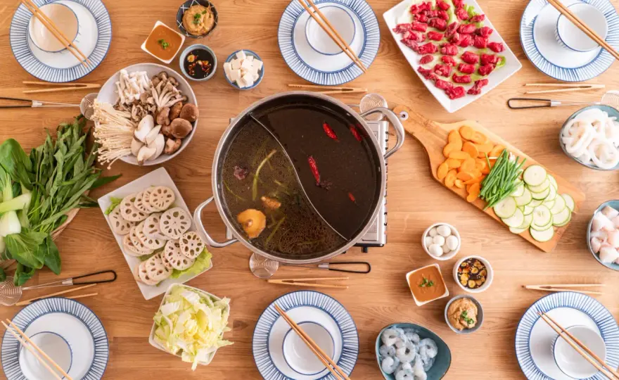 Hot Pot für zuhause - Feuertopf mit Brühe, Dips und Garzeiten