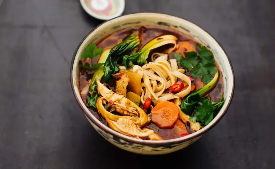 Chinesische Hühnersuppe mit Ingwer und Nudeln einfach gekocht