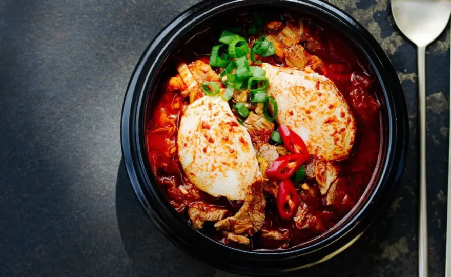Kimchi-Eintopf in 30 Minuten mit Tofu und Schweinefleisch