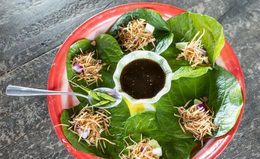 Miang Kham selbst machen mit Thai-Blättern und Sauce