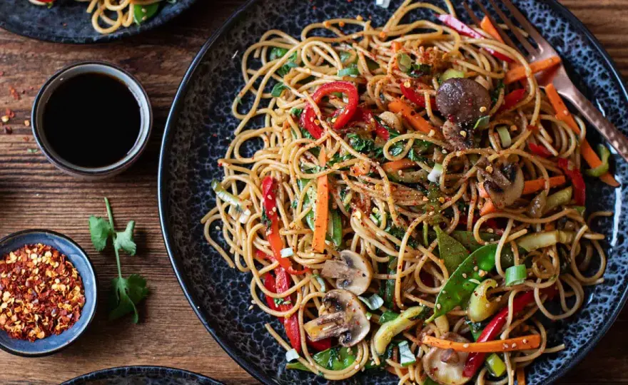 Asia-Nudeln richtig machen - Nudeln, Sauce und Wok clever kombiniert