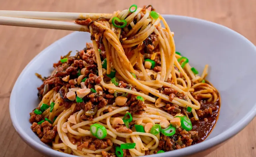 Dan Dan Noodles selber machen - würzig, cremig, authentisch