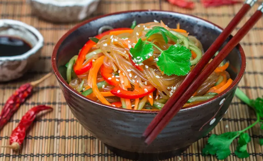 Japchae richtig kochen - so gelingen die koreanischen Glasnudeln