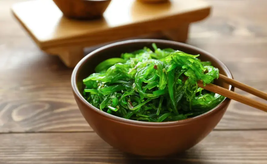 Wakame-Algensalat mit Gurke und Sesam einfach zubereiten