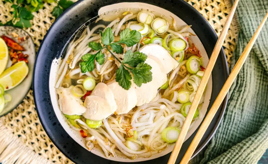 Vietnamesische Reissuppe Cháo Gà mit Huhn einfach zubereiten