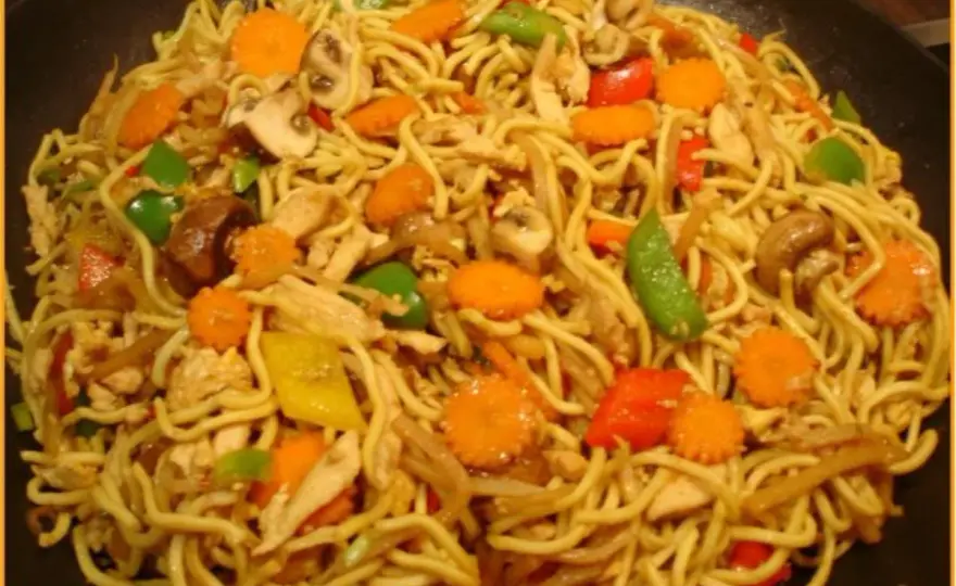 Mie-Nudeln richtig zubereiten und im Wok locker braten