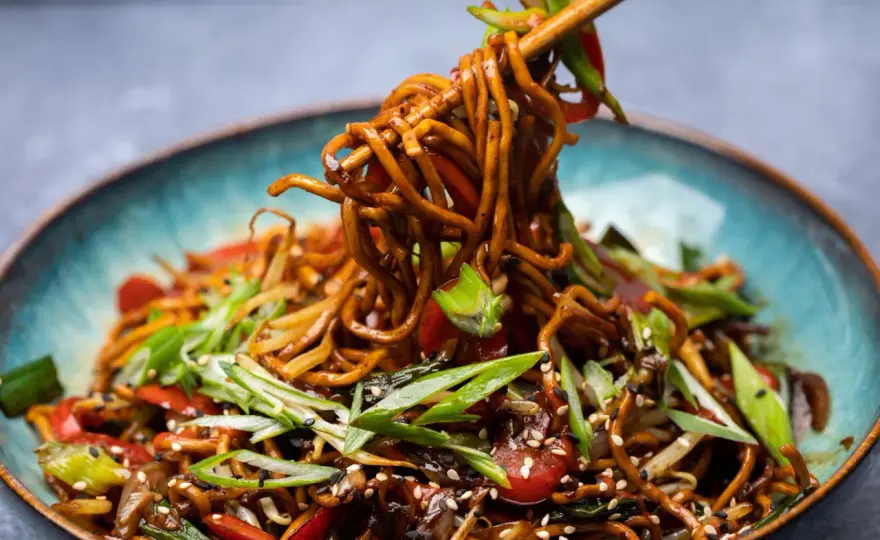 Chow mein aus dem Wok - so bleiben die Nudeln bissfest