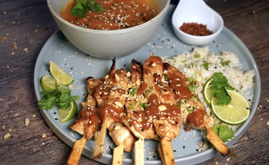 Saté-Spieße richtig zubereiten - Marinade, Hitze und Sauce