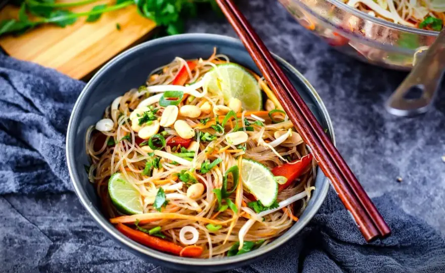 Asiatischer Glasnudelsalat - so bleiben die Nudeln locker