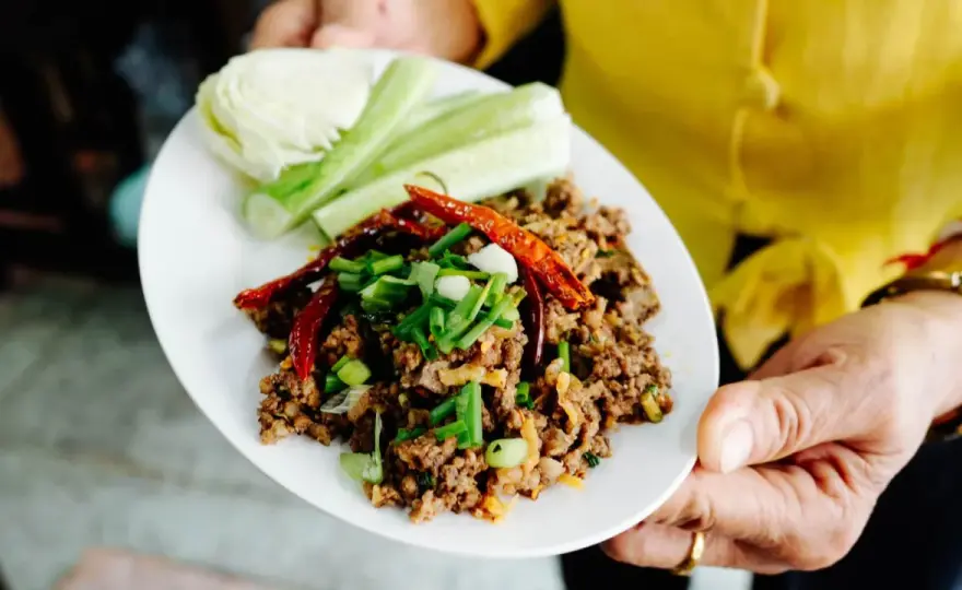 Laab Moo zubereiten - würziger Hackfleischsalat mit Röstreis