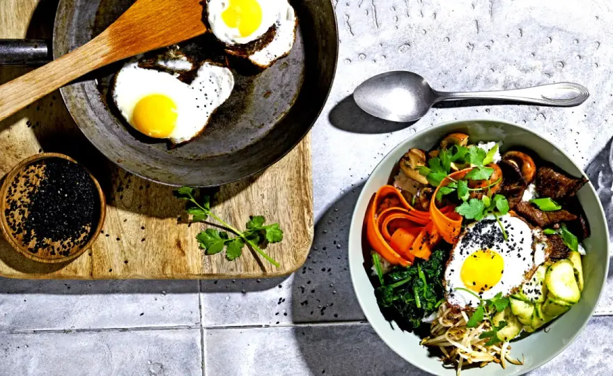 Bibimbap selber machen mit körnigem Reis und buntem Gemüse