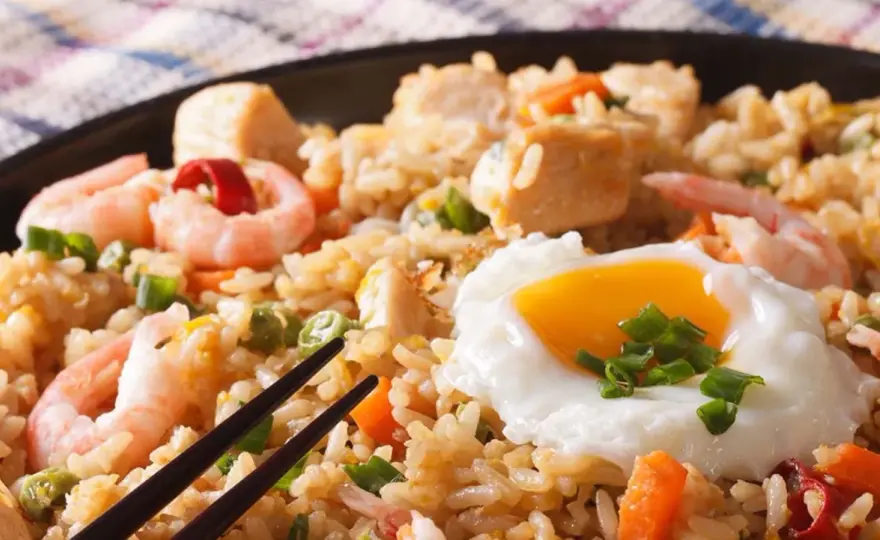Nasi goreng selber machen mit lockerem Reis und viel Aroma