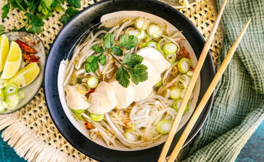 Pho Ga selber kochen - klare Brühe, frische Toppings