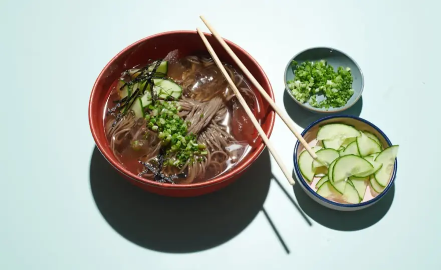 Mul-naengmyeon zu Hause - kalte Nudelsuppe richtig zubereiten
