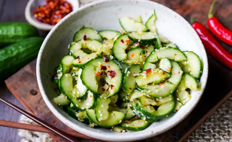 Asiatischer Gurkensalat in Spiralform - knackig und würzig