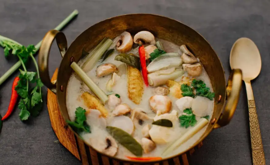 Tom Kha Gai authentisch kochen mit Galgant und Kokosmilch
